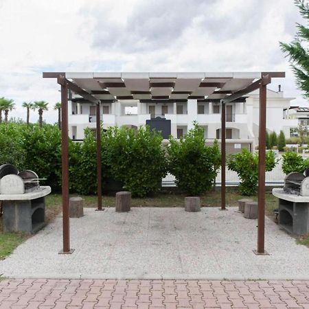 Terraced House In The Ca' Del Pino Holiday Complex With Communal Pool In Bibione Exterior foto