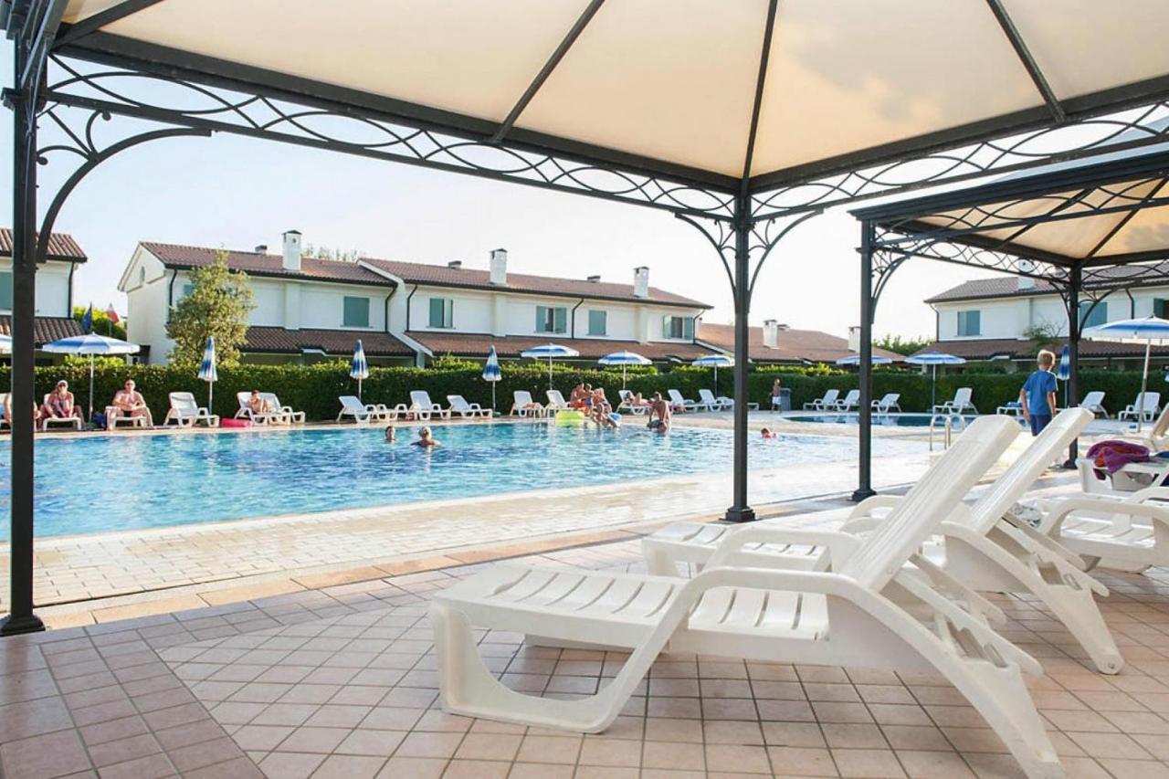 Terraced House In The Ca' Del Pino Holiday Complex With Communal Pool In Bibione Exterior foto