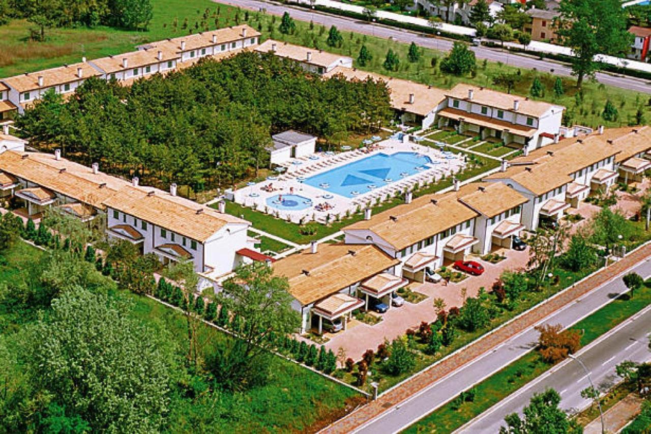 Terraced House In The Ca' Del Pino Holiday Complex With Communal Pool In Bibione Exterior foto
