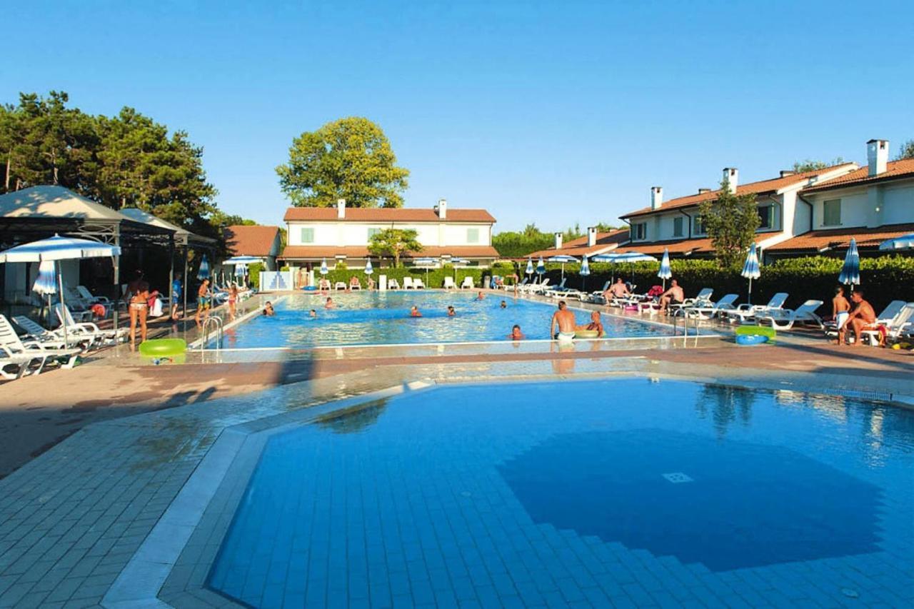 Terraced House In The Ca' Del Pino Holiday Complex With Communal Pool In Bibione Exterior foto