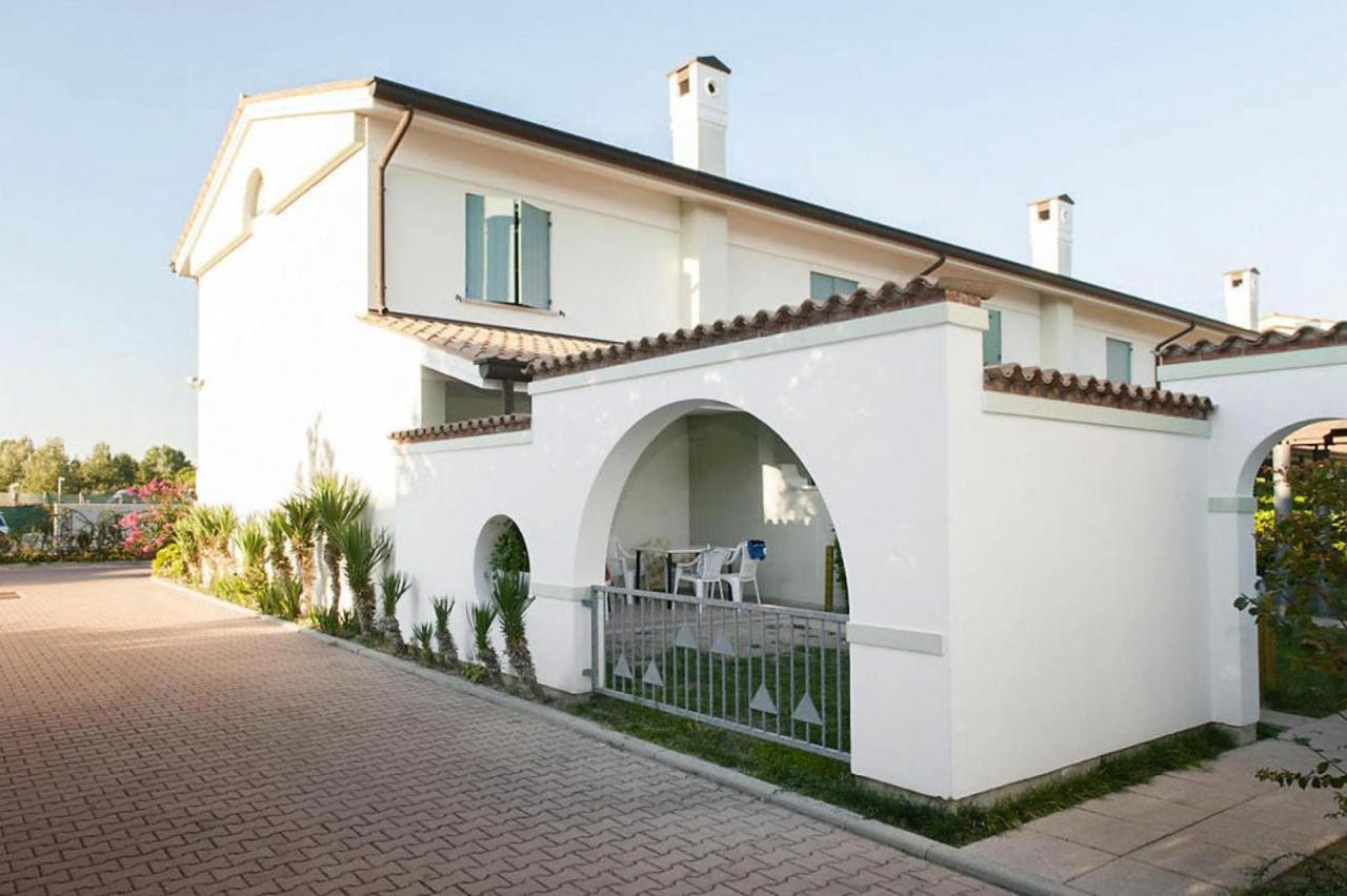 Terraced House In The Ca' Del Pino Holiday Complex With Communal Pool In Bibione Exterior foto