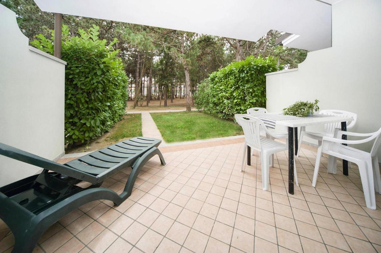 Terraced House In The Ca' Del Pino Holiday Complex With Communal Pool In Bibione Exterior foto